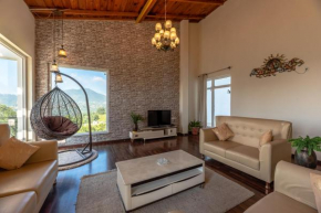 The Ultimate Escape l Lake View 4 BR Penthouse by Roamhome